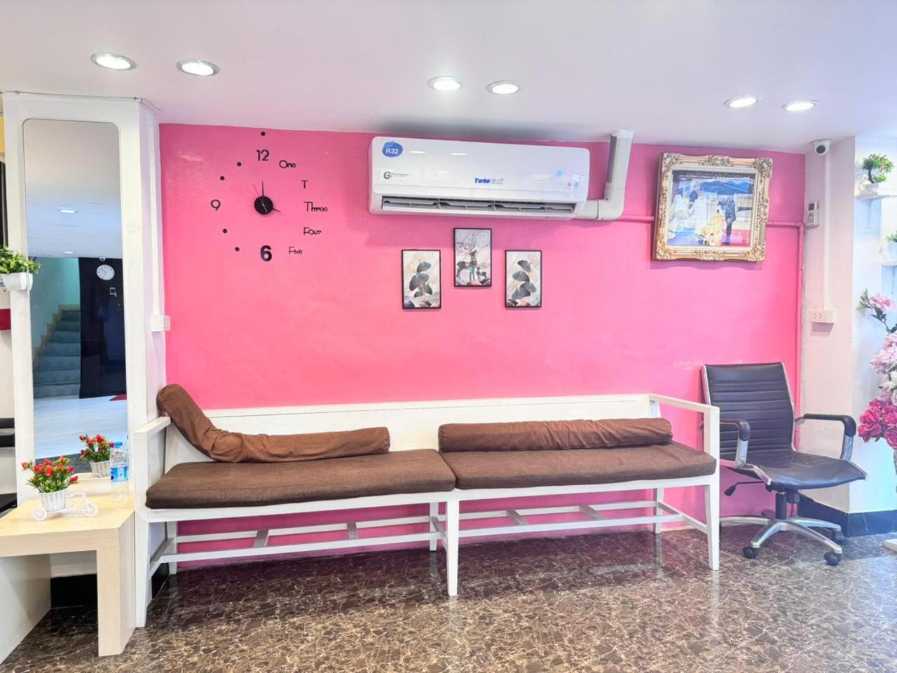 Miracle Gallery Hotel Makkasan Exterior photo